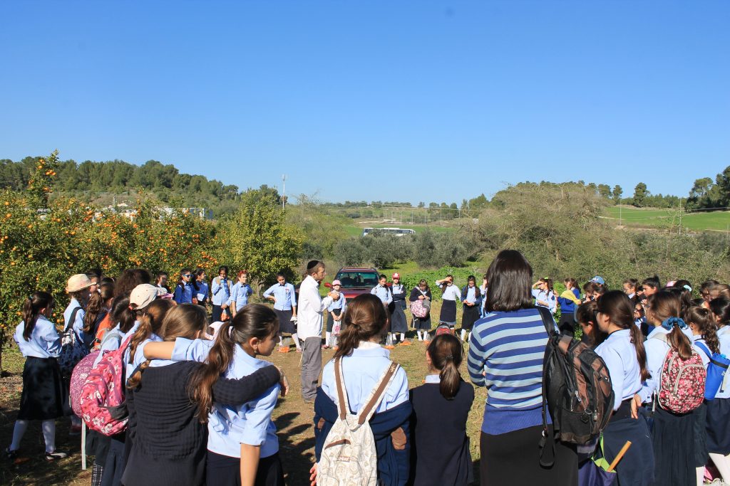 Avishai Himelfarb leading a farm tour for Beis Yaakov girls